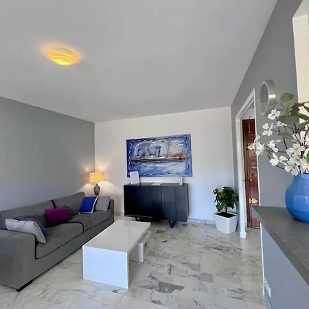 Appartement Le Pinede - 4 Prs- Parking - Clim - 500m Plages